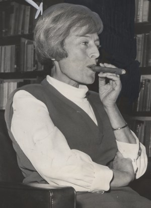 EH-smoking-cigar-1964